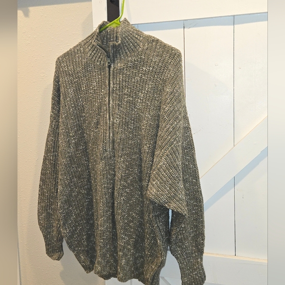 NWT AE SWEATER - Picture 1 of 2